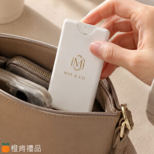 Custom Gold Foil Card Spray Bottle (10) 客製卡片式噴霧瓶,客製LOGO噴霧瓶,酒精噴霧瓶訂製,隨身噴霧瓶,卡片式酒精噴霧瓶,口袋型噴霧瓶,企業活動贈品,展覽宣傳小物,品牌周邊商品,客製宣傳贈品,單色LOGO印刷,企業禮品訂製,活動贈品推薦,品牌推廣贈品,會員禮贈品,客製酒精噴瓶,隨身酒精噴霧瓶,PP塑膠噴霧瓶,便攜式噴霧瓶,客製噴霧瓶推薦,企業形象贈品,活動小物製作,品牌識別贈品,客製化噴霧瓶,展覽贈品推薦,客製LOGO禮品,宣傳小物製作,品牌活動禮品,企業採購贈品,客製隨身噴瓶