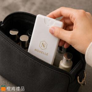 Custom Gold Foil Card Spray Bottle (15) 客製卡片式噴霧瓶,客製LOGO噴霧瓶,酒精噴霧瓶訂製,隨身噴霧瓶,卡片式酒精噴霧瓶,口袋型噴霧瓶,企業活動贈品,展覽宣傳小物,品牌周邊商品,客製宣傳贈品,單色LOGO印刷,企業禮品訂製,活動贈品推薦,品牌推廣贈品,會員禮贈品,客製酒精噴瓶,隨身酒精噴霧瓶,PP塑膠噴霧瓶,便攜式噴霧瓶,客製噴霧瓶推薦,企業形象贈品,活動小物製作,品牌識別贈品,客製化噴霧瓶,展覽贈品推薦,客製LOGO禮品,宣傳小物製作,品牌活動禮品,企業採購贈品,客製隨身噴瓶