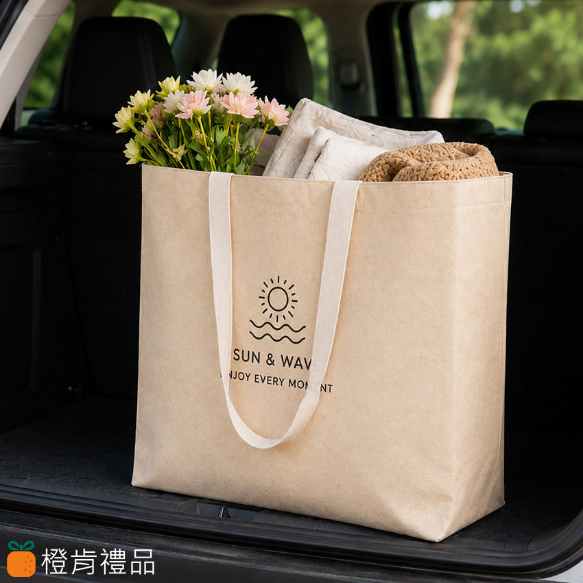 Tyvek Tote Bag (2) 客製水洗杜邦紙托特包,杜邦紙提袋訂製,Tyvek Tote Bag,客製LOGO托特包,杜邦紙購物袋,防潑水環保提袋,客製環保購物袋,品牌活動提袋,企業贈品提袋,文創品牌周邊,客製品牌提袋,Tyvek Shopping Bag,杜邦紙手提袋,客製化提袋製作,展覽活動贈品,品牌會員禮品,客製LOGO購物袋,環保托特包訂製,防水杜邦紙提袋,企業活動贈品推薦,品牌宣傳提袋,咖啡廳周邊商品,文創選物提袋,客製環保袋,品牌周邊商品開發,客製企業禮品,大容量托特包,可重複使用購物袋,Tyvek Paper Tote Bag,Custom Tyvek Tote Bag