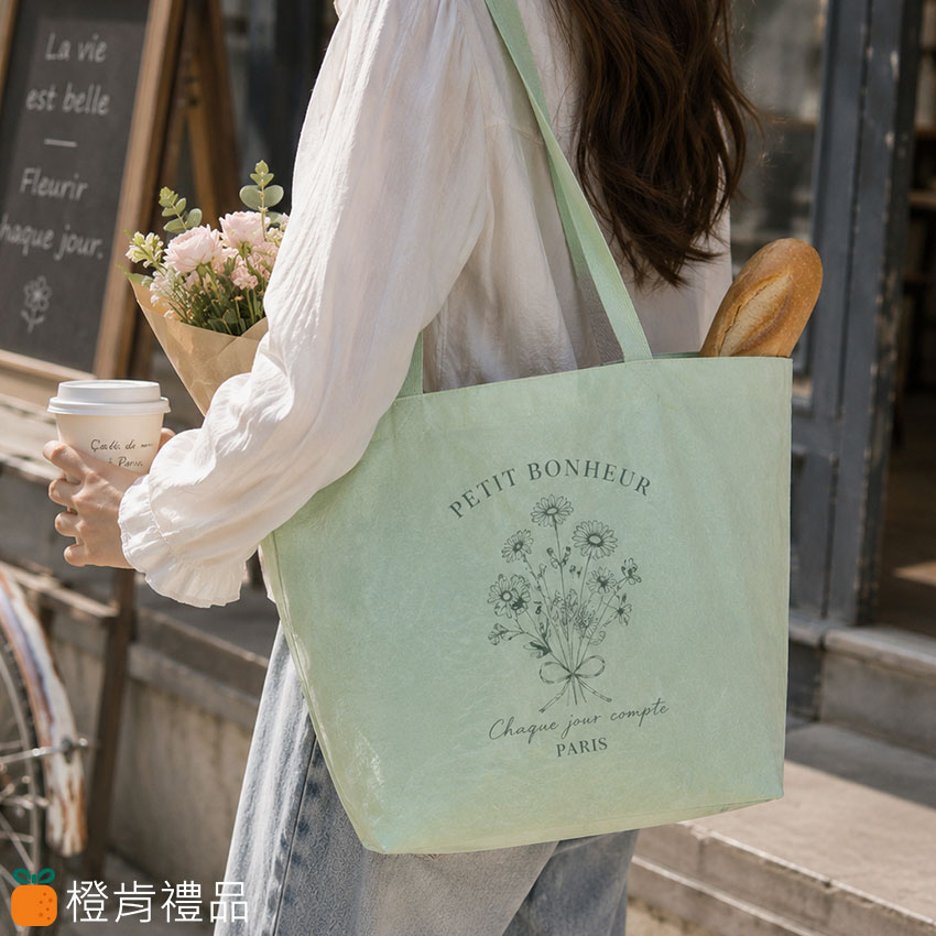 Tyvek Tote Bag (4) 客製水洗杜邦紙托特包,杜邦紙提袋訂製,Tyvek Tote Bag,客製LOGO托特包,杜邦紙購物袋,防潑水環保提袋,客製環保購物袋,品牌活動提袋,企業贈品提袋,文創品牌周邊,客製品牌提袋,Tyvek Shopping Bag,杜邦紙手提袋,客製化提袋製作,展覽活動贈品,品牌會員禮品,客製LOGO購物袋,環保托特包訂製,防水杜邦紙提袋,企業活動贈品推薦,品牌宣傳提袋,咖啡廳周邊商品,文創選物提袋,客製環保袋,品牌周邊商品開發,客製企業禮品,大容量托特包,可重複使用購物袋,Tyvek Paper Tote Bag,Custom Tyvek Tote Bag