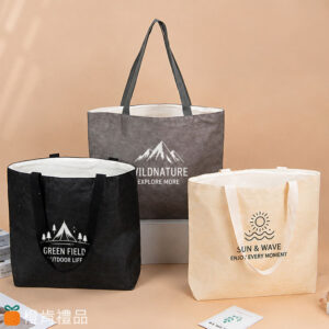 Tyvek Tote Bag (5) 客製水洗杜邦紙托特包,杜邦紙提袋訂製,Tyvek Tote Bag,客製LOGO托特包,杜邦紙購物袋,防潑水環保提袋,客製環保購物袋,品牌活動提袋,企業贈品提袋,文創品牌周邊,客製品牌提袋,Tyvek Shopping Bag,杜邦紙手提袋,客製化提袋製作,展覽活動贈品,品牌會員禮品,客製LOGO購物袋,環保托特包訂製,防水杜邦紙提袋,企業活動贈品推薦,品牌宣傳提袋,咖啡廳周邊商品,文創選物提袋,客製環保袋,品牌周邊商品開發,客製企業禮品,大容量托特包,可重複使用購物袋,Tyvek Paper Tote Bag,Custom Tyvek Tote Bag