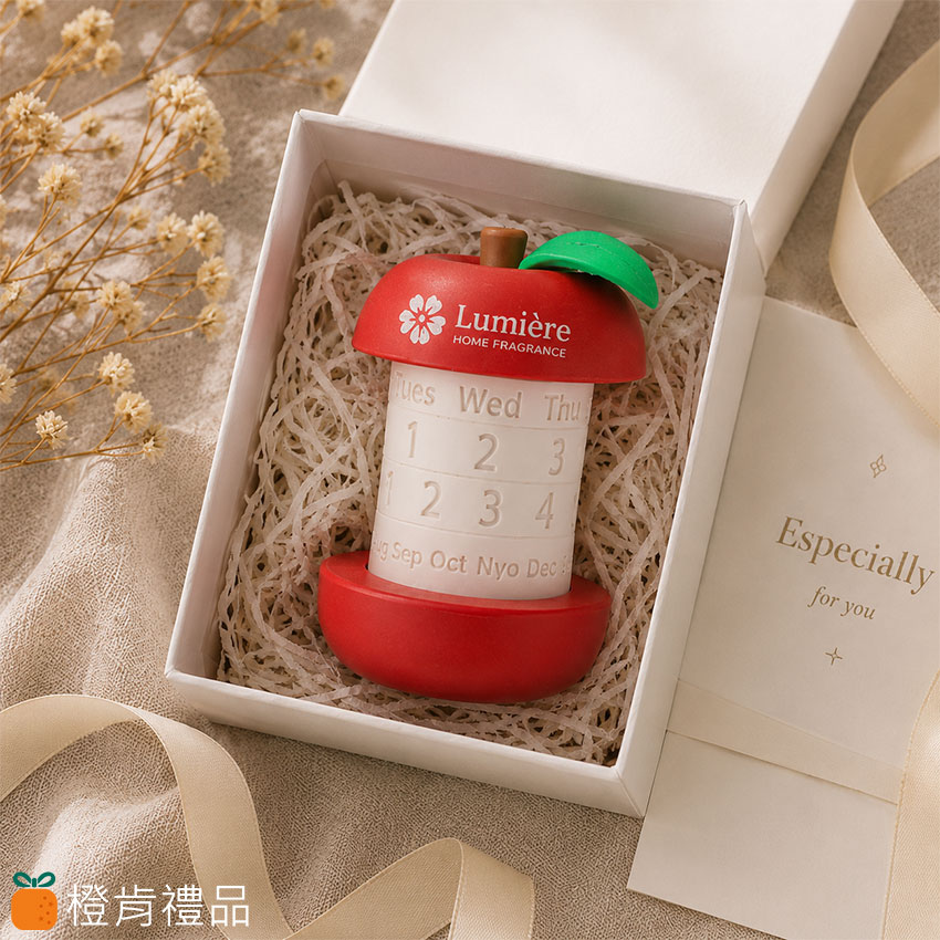 客製蘋果萬年曆,蘋果萬年曆,客製LOGO萬年曆,客製桌曆,創意萬年曆,桌面萬年曆,桌上擺飾,辦公桌擺飾,桌面小物,企業禮品,企業贈品,商務贈品,會員禮,品牌周邊商品,活動贈品,展覽贈品,開幕禮品,迎新禮品,客製化禮品,品牌LOGO客製,水晶貼LOGO,創意企業禮品,辦公室禮品,桌面文創商品,客製品牌贈品,萬年曆推薦,企業形象禮品,客製桌面擺飾,Apple Perpetual Calendar,Custom Logo Apple Perpetual Calendar