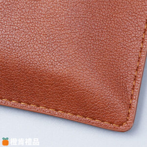 客製PU皮革文件袋, A4文件袋, 商務公文袋, PU皮革文件袋, 客製文件夾, A4文件收納袋, 企業LOGO文件袋, 商務文件夾, 皮革文件套, 客製企業禮品, 品牌周邊, 公文收納袋, A4公文袋, 辦公文件袋, 商務贈品, 壓印LOGO, 燙金LOGO, 燙銀LOGO, 咖色文件袋, 黑色文件袋, 藏青色文件袋, PU皮革公文袋