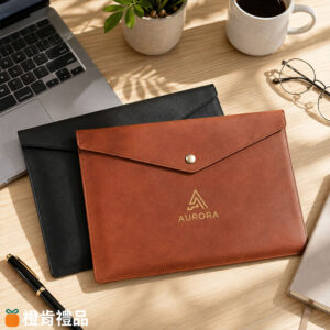 客製PU皮革文件袋, A4文件袋, 商務公文袋, PU皮革文件袋, 客製文件夾, A4文件收納袋, 企業LOGO文件袋, 商務文件夾, 皮革文件套, 客製企業禮品, 品牌周邊, 公文收納袋, A4公文袋, 辦公文件袋, 商務贈品, 壓印LOGO, 燙金LOGO, 燙銀LOGO, 咖色文件袋, 黑色文件袋, 藏青色文件袋, PU皮革公文袋