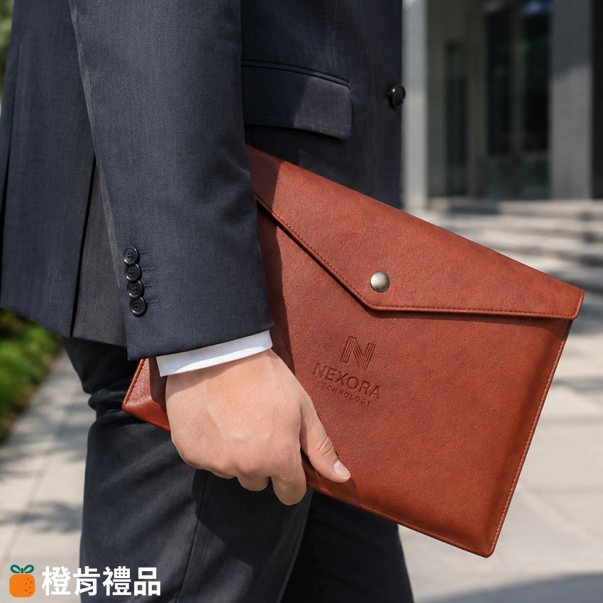客製PU皮革文件袋, A4文件袋, 商務公文袋, PU皮革文件袋, 客製文件夾, A4文件收納袋, 企業LOGO文件袋, 商務文件夾, 皮革文件套, 客製企業禮品, 品牌周邊, 公文收納袋, A4公文袋, 辦公文件袋, 商務贈品, 壓印LOGO, 燙金LOGO, 燙銀LOGO, 咖色文件袋, 黑色文件袋, 藏青色文件袋, PU皮革公文袋