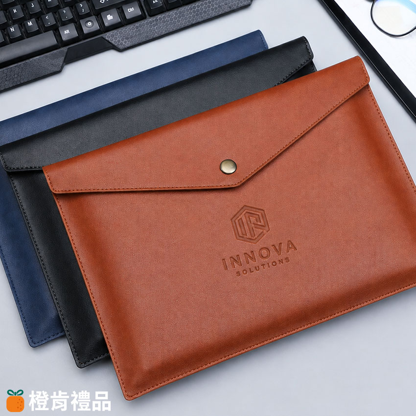 客製PU皮革文件袋, A4文件袋, 商務公文袋, PU皮革文件袋, 客製文件夾, A4文件收納袋, 企業LOGO文件袋, 商務文件夾, 皮革文件套, 客製企業禮品, 品牌周邊, 公文收納袋, A4公文袋, 辦公文件袋, 商務贈品, 壓印LOGO, 燙金LOGO, 燙銀LOGO, 咖色文件袋, 黑色文件袋, 藏青色文件袋, PU皮革公文袋